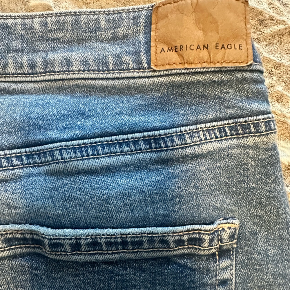 AE Light Blue  High-Rise Striged  Ripped Mom Jeans Size 6 Excellent Condition - Picture 9 of 9